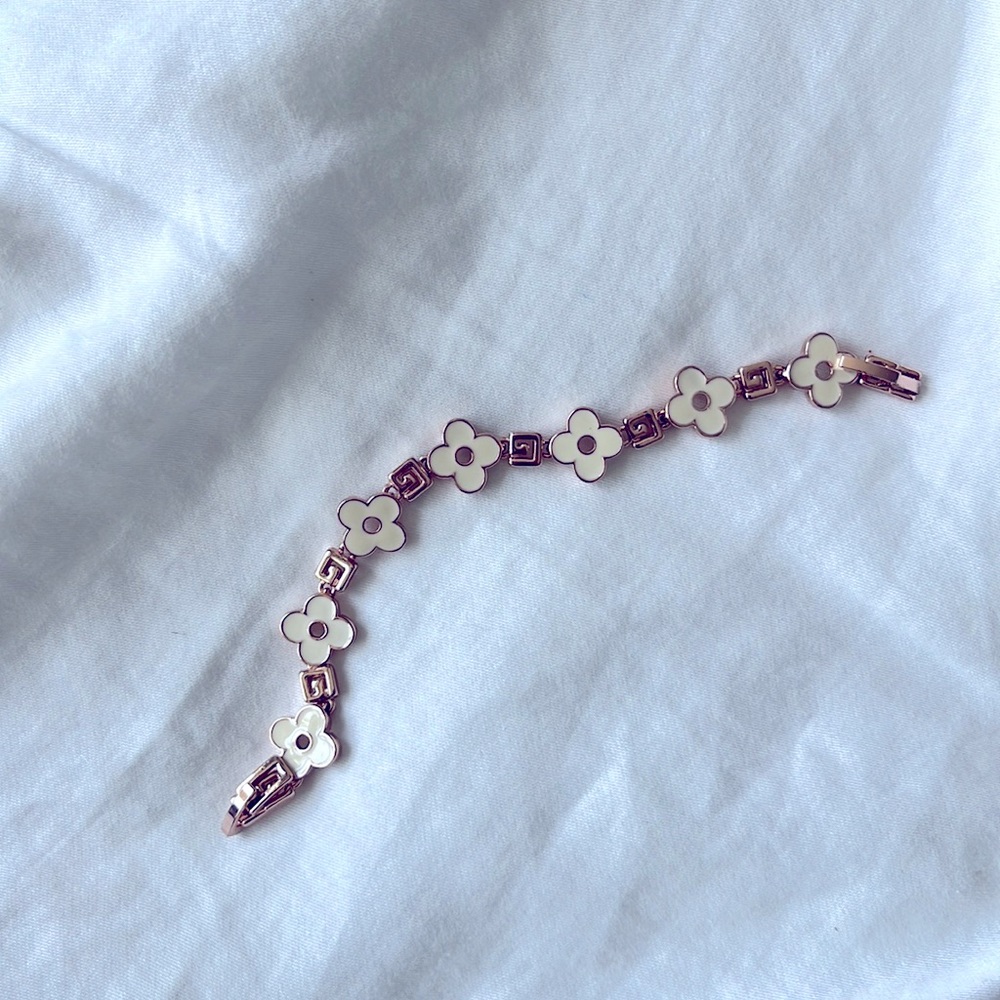 White flower rose gold bracelet